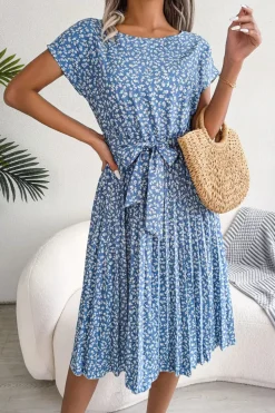 Robe plissée à fleurs et ceinture à nouer