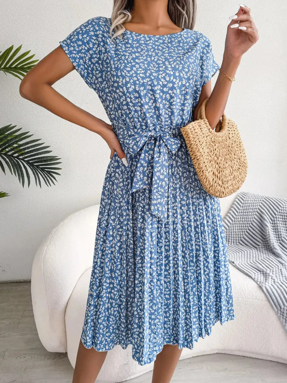 Robe plissée à fleurs et ceinture à nouer