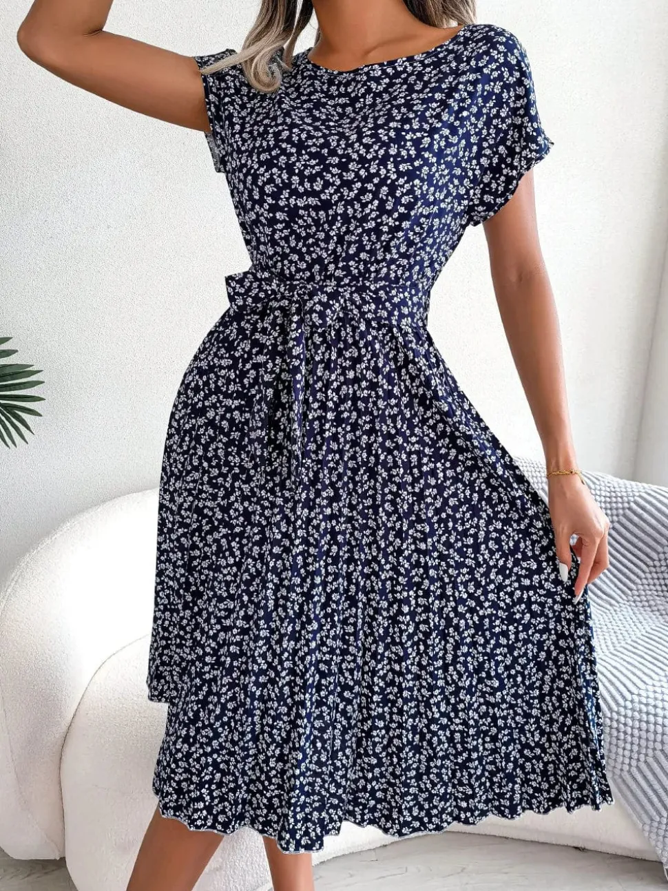 Robe plissée à fleurs et ceinture à nouer