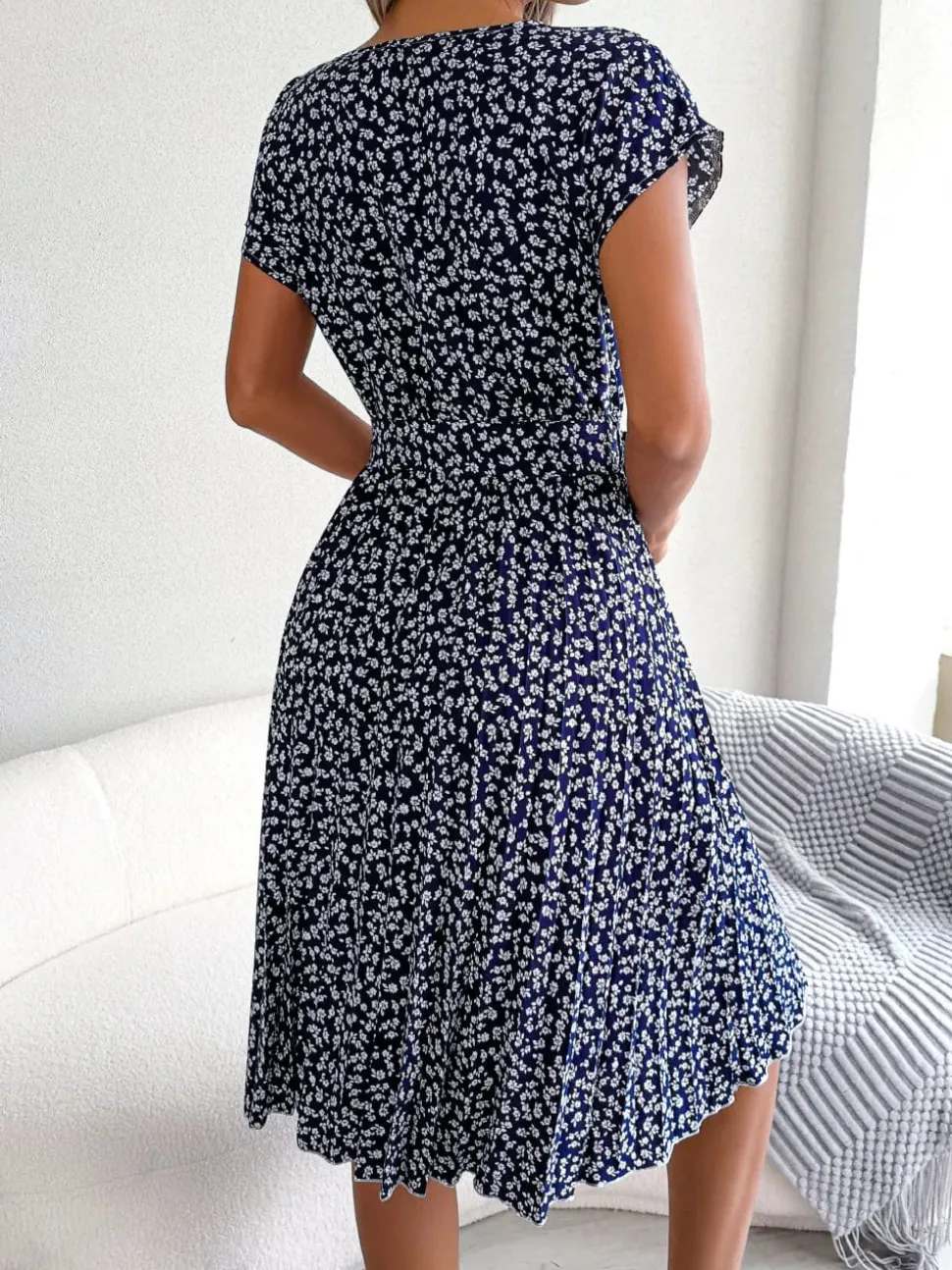 Robe plissée à fleurs et ceinture à nouer