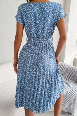 Robe plissée à fleurs et ceinture à nouer