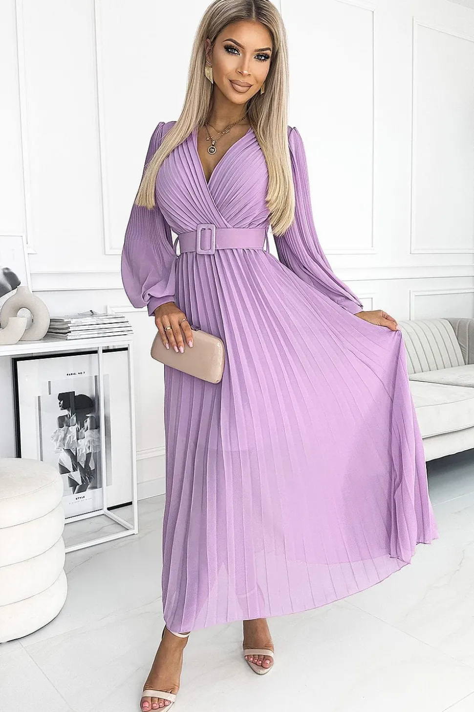 Robe plissée lilas avec encolure enveloppe et ceinture