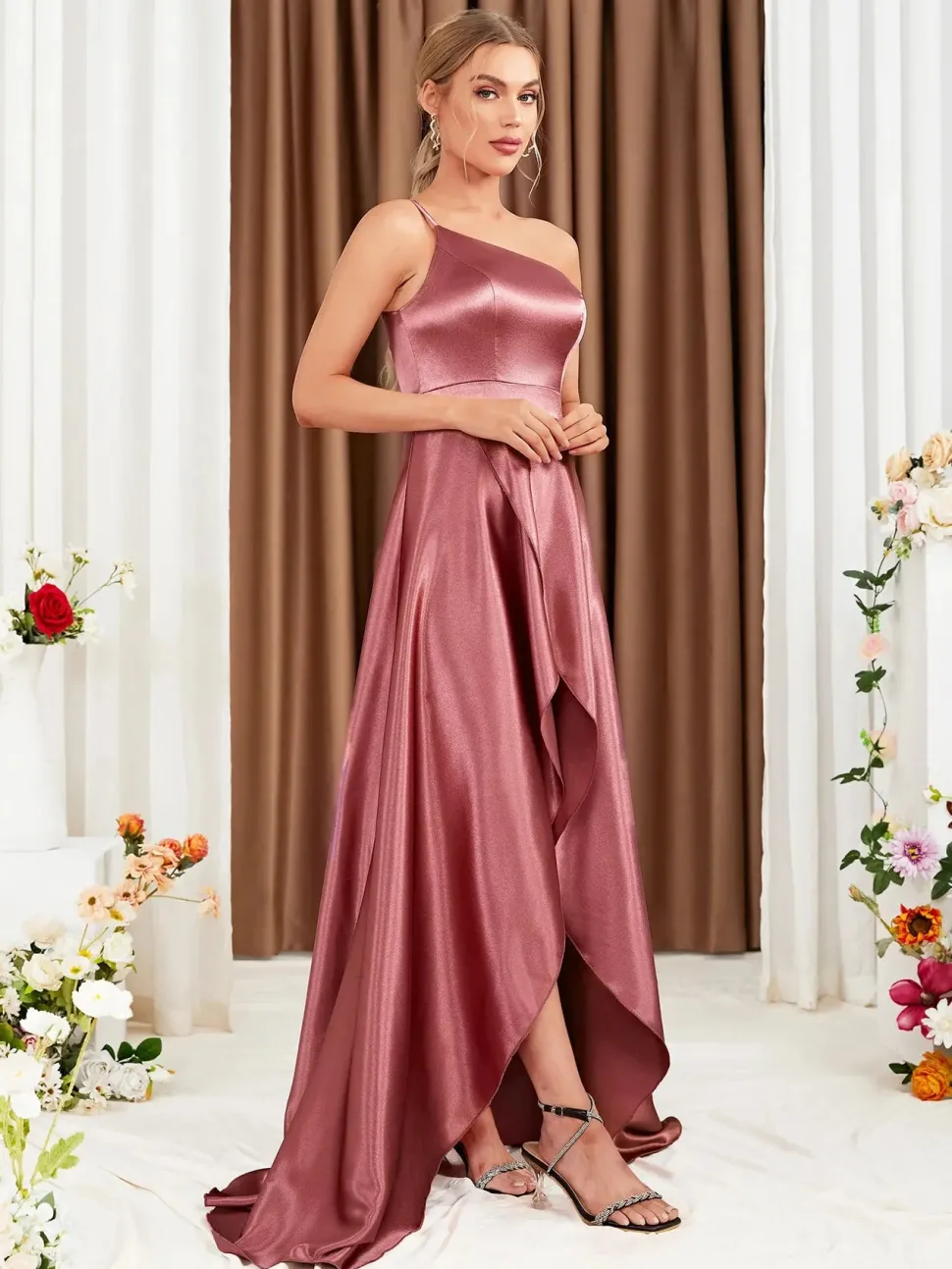 Robe pour invitée au mariage rose satinée asymétrique