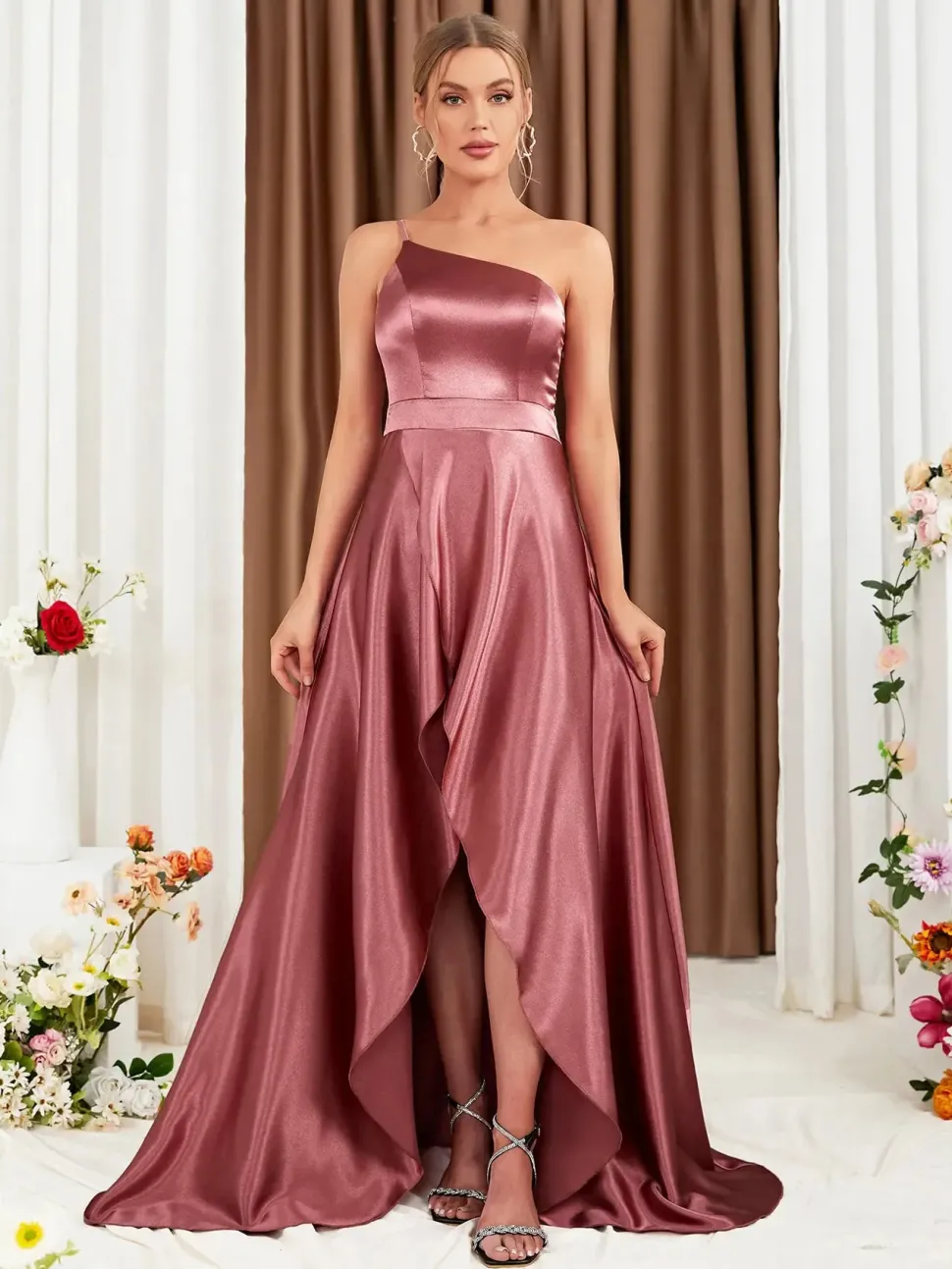 Robe pour invitée au mariage rose satinée asymétrique