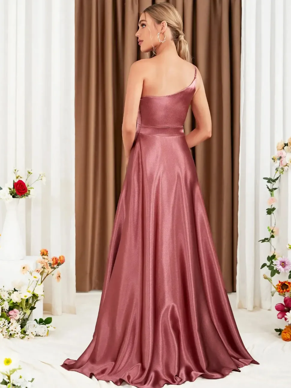 Robe pour invitée au mariage rose satinée asymétrique