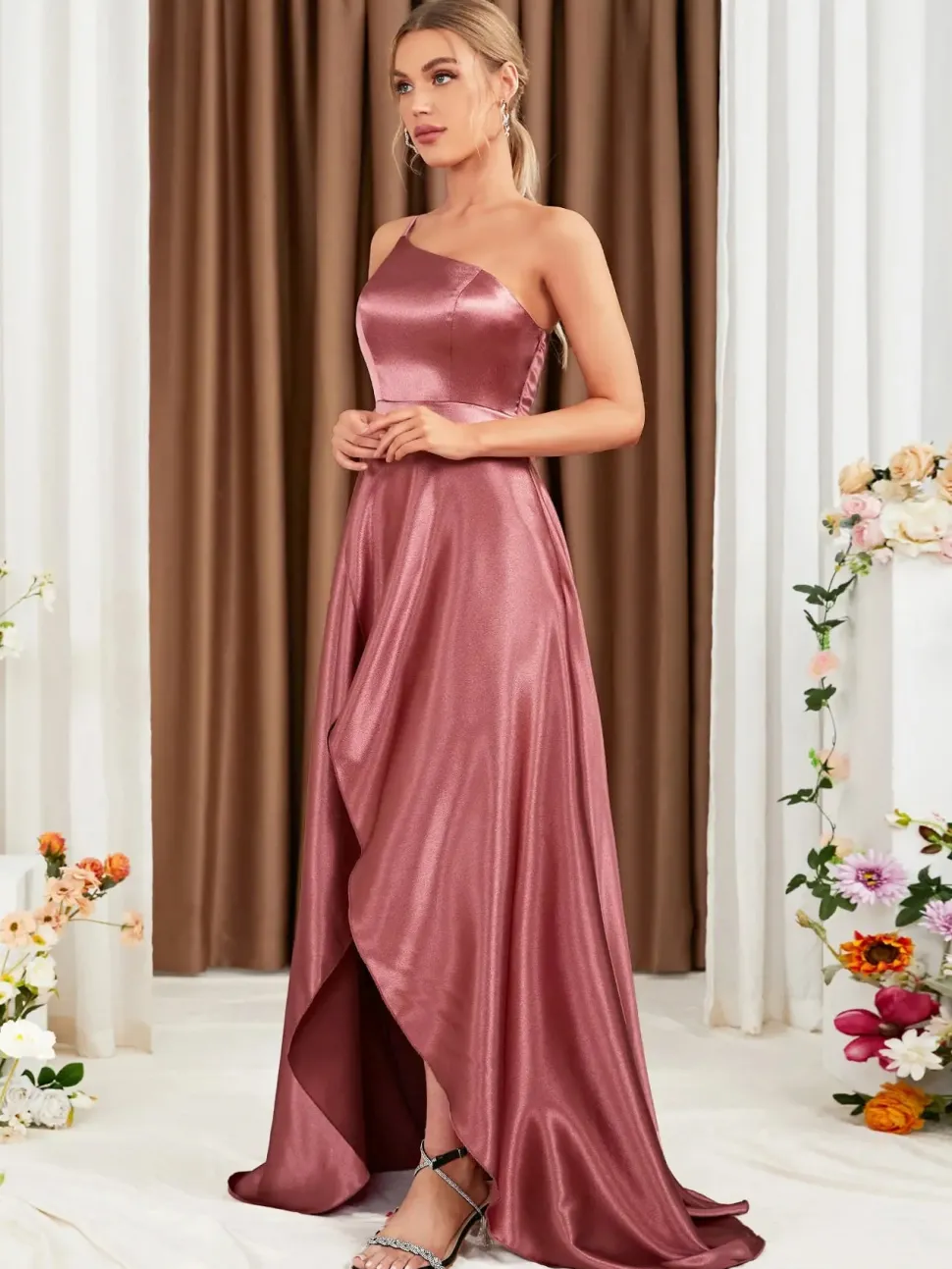 Robe pour invitée au mariage rose satinée asymétrique