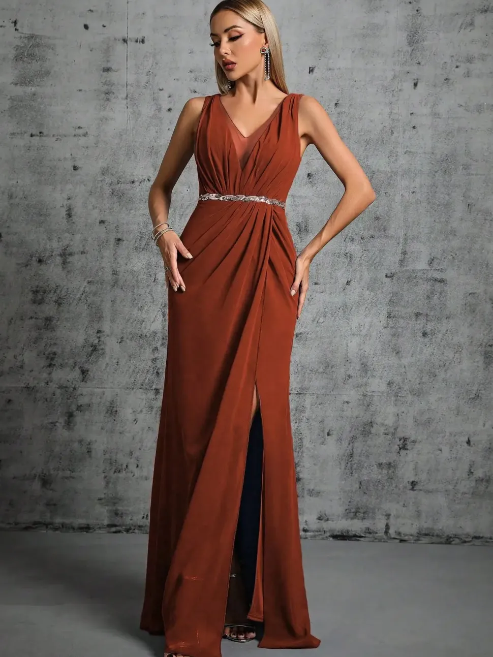 Robe pour soirée de mariage longue terracotta avec ceinture à paillettes
