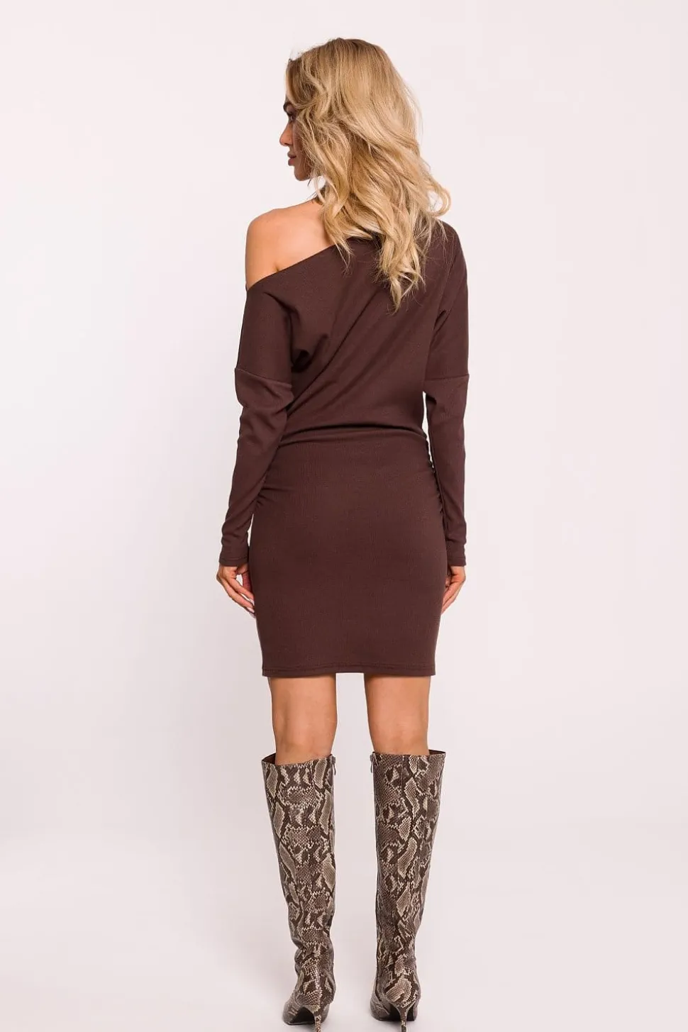 Robe pull courte manches longues épaule dénudée