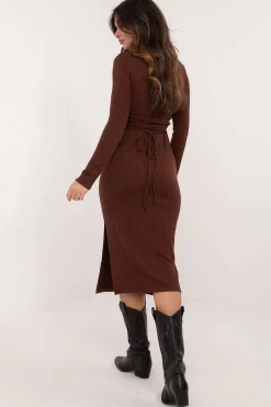 Robe pull moulante avec laçage au dos