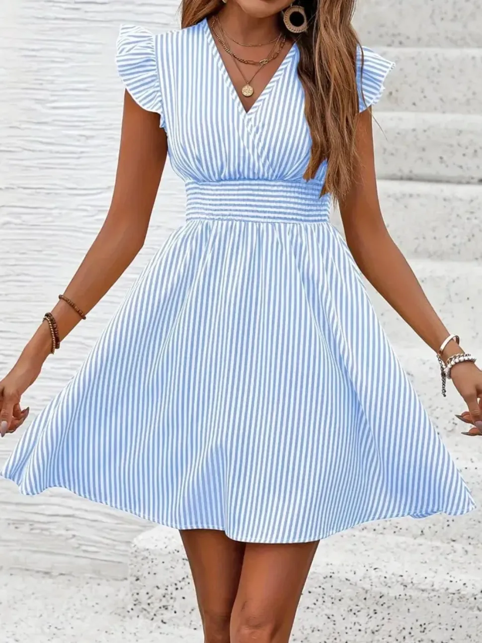 Robe rayée bleu et blanc avec décolleté en V