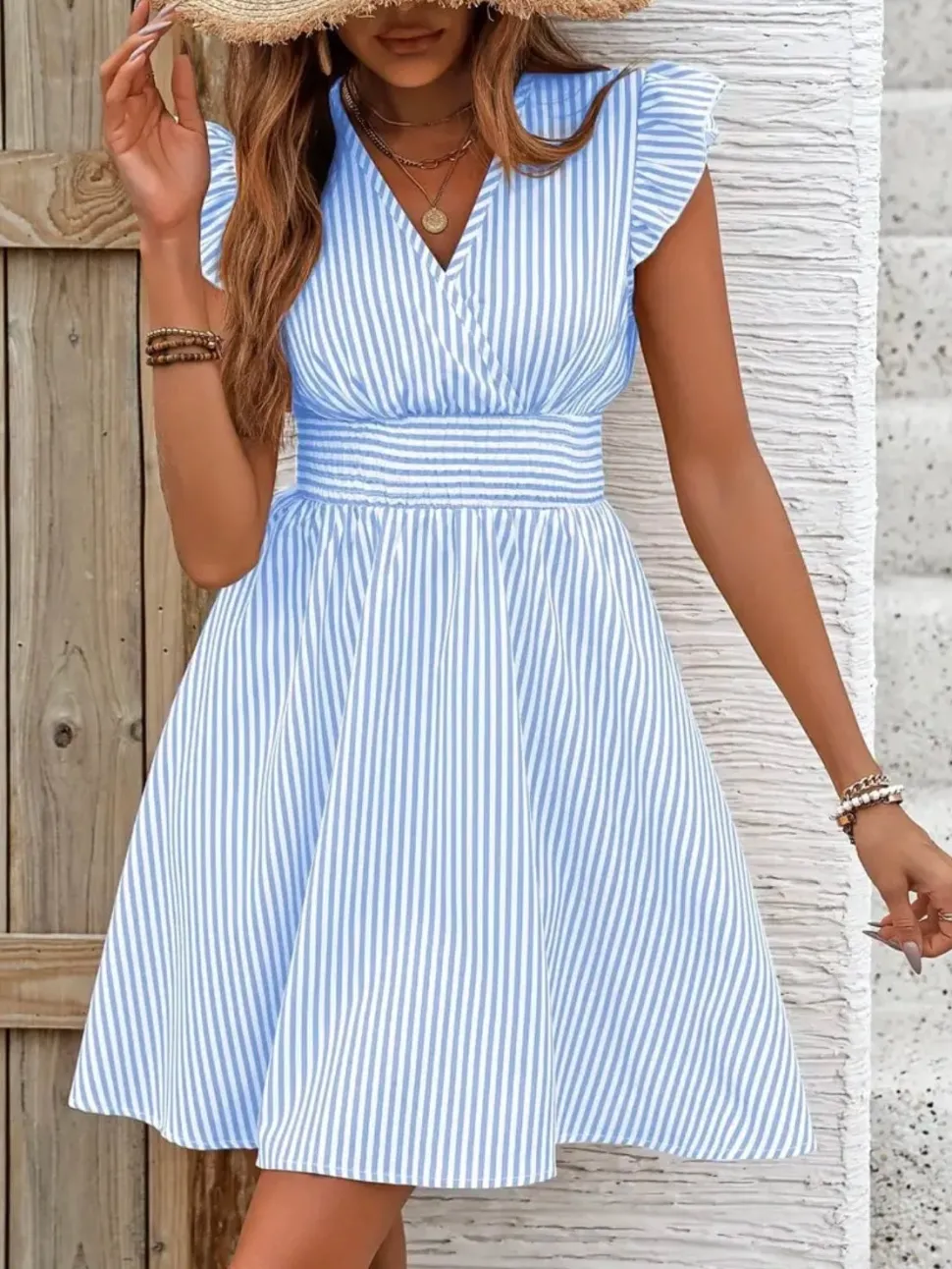 Robe rayée bleu et blanc avec décolleté en V