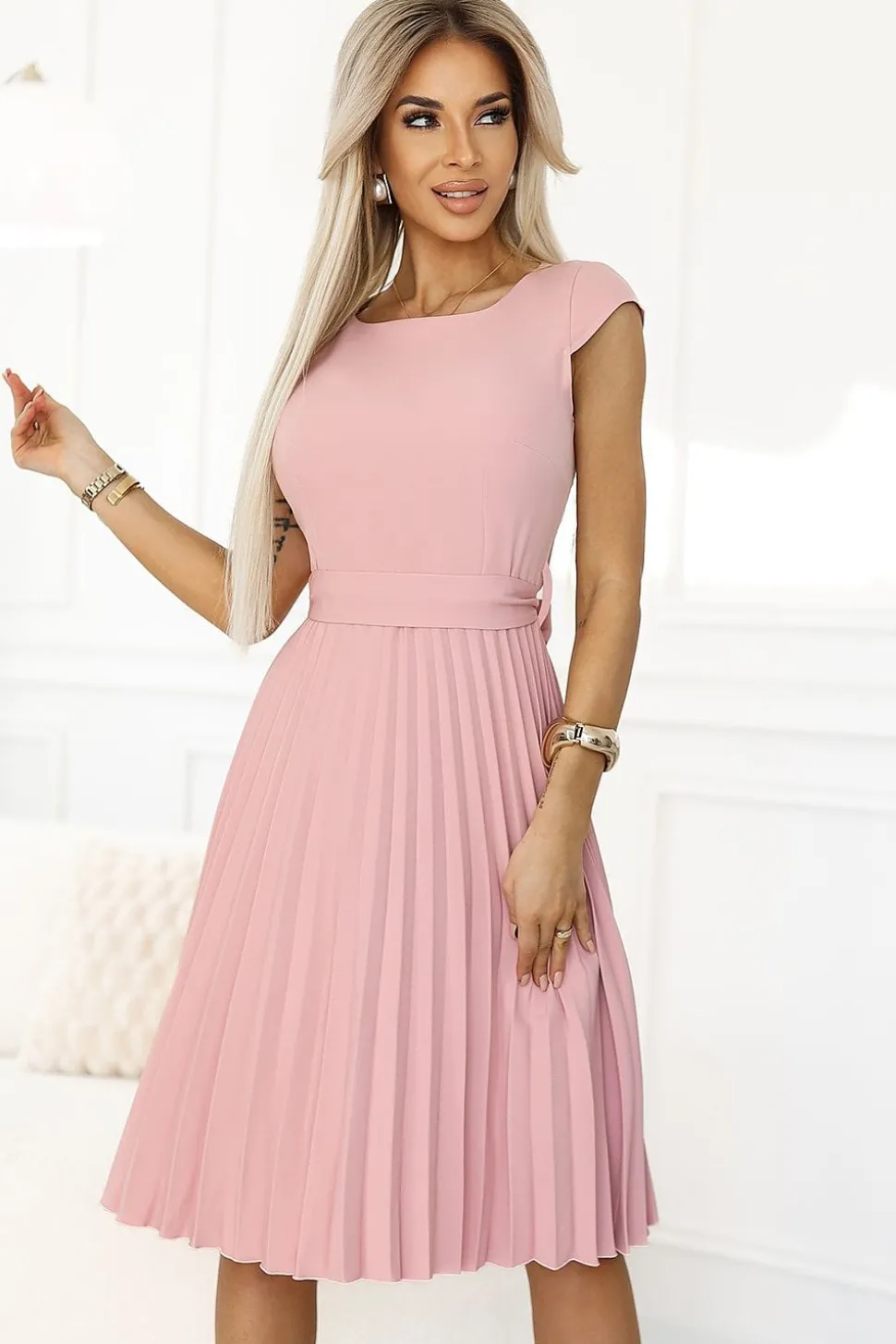 Robe rose jupe plissée manches courtes