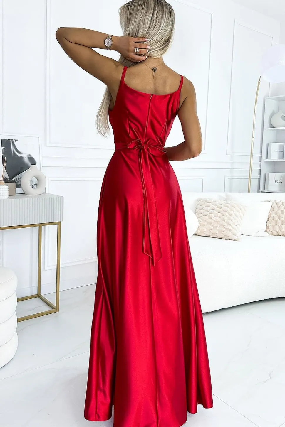 Robe satinée rouge longue fendue à bretelles