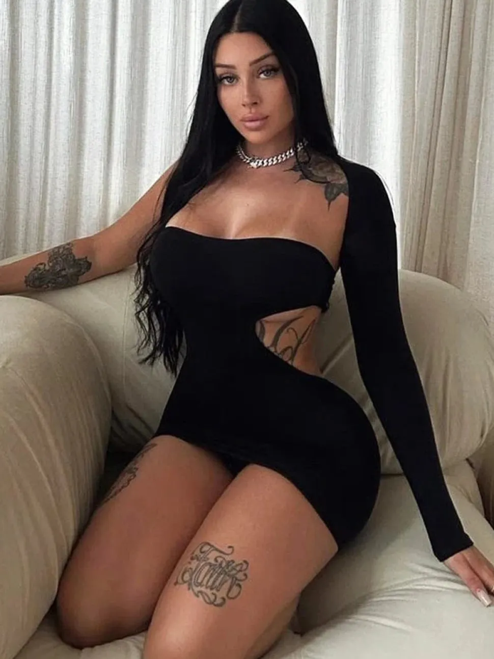 Robe sexy noire courte à une manche longue
