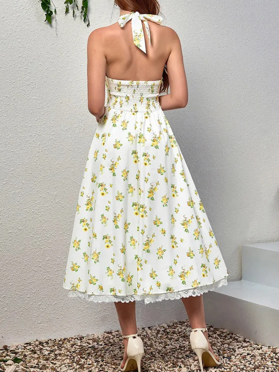 Robe été fleurie midi fluide décolleté profond