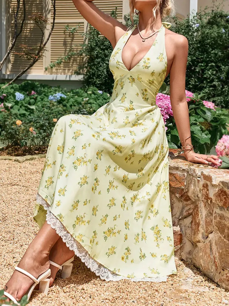 Robe été fleurie midi fluide décolleté profond