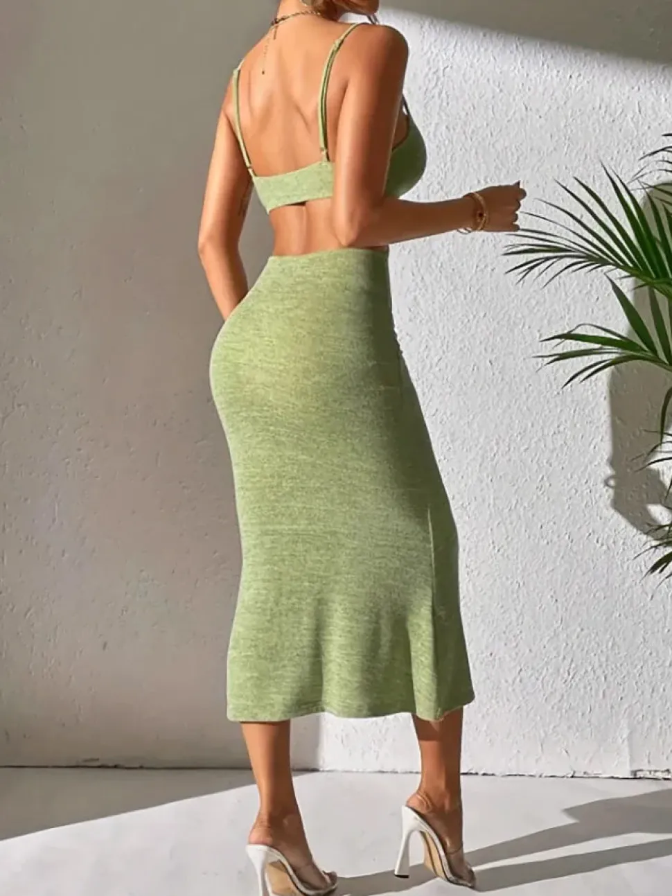 Robe été verte moulante avec découpes sexy