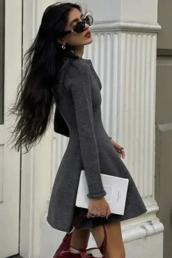 Robe évasée courte grise manches longues